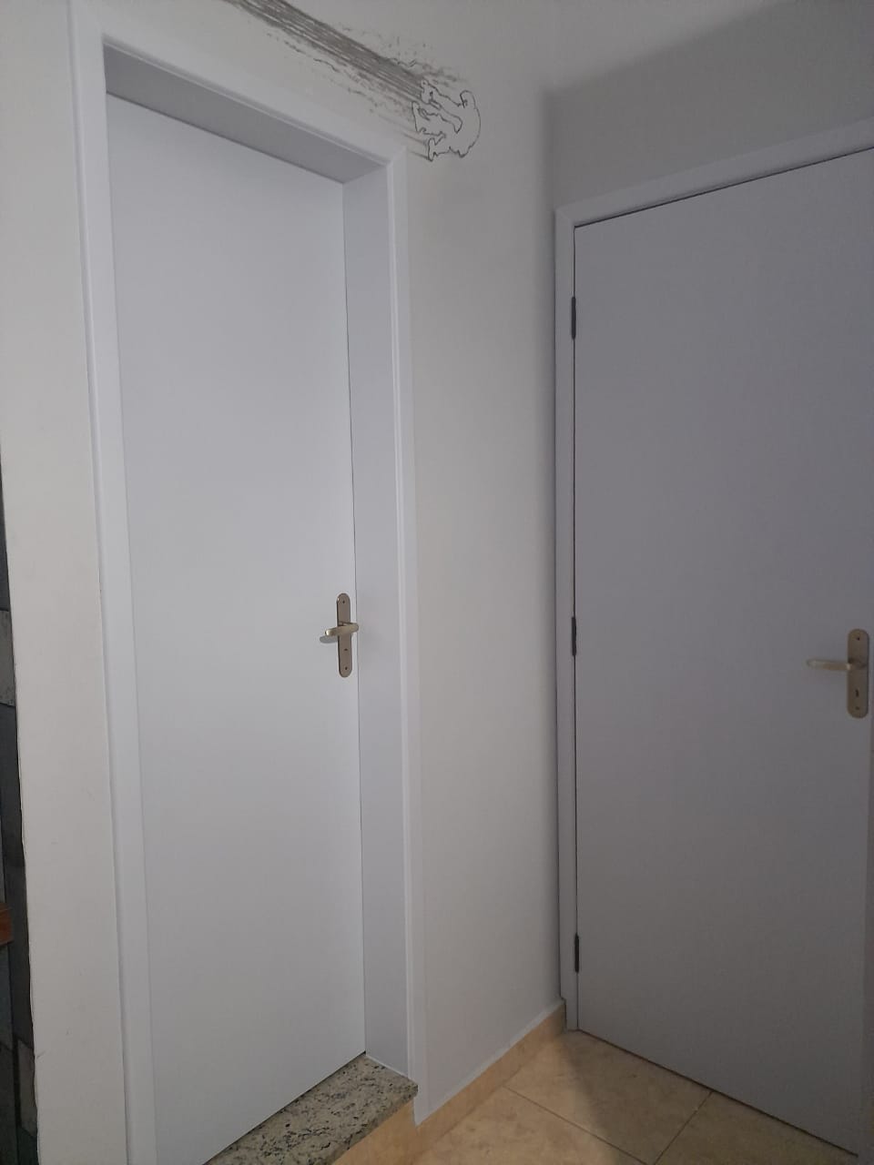Envelopamento de porta branca