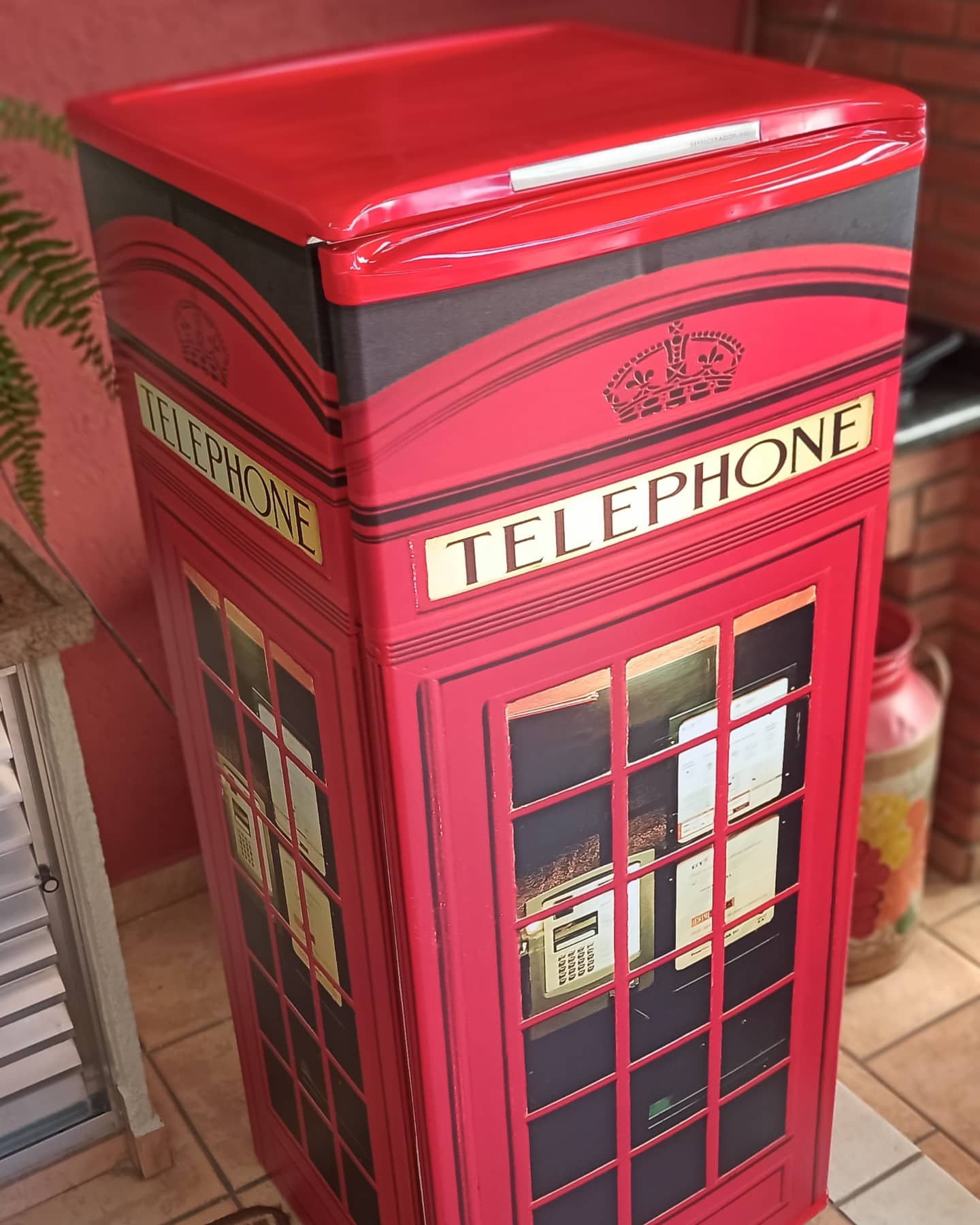 Envelopamento de geladeira: Cabine telefônica de Londres