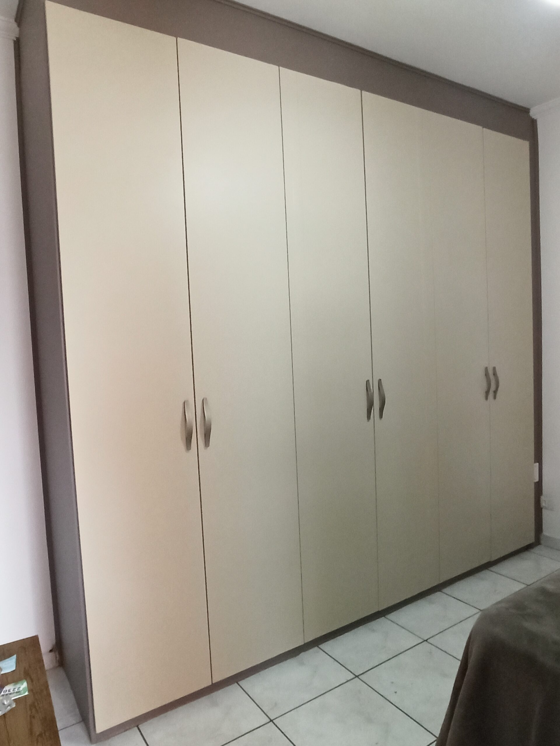 Envelopamento de armários bege taupe laterais e branco off mas portas. Imprimax