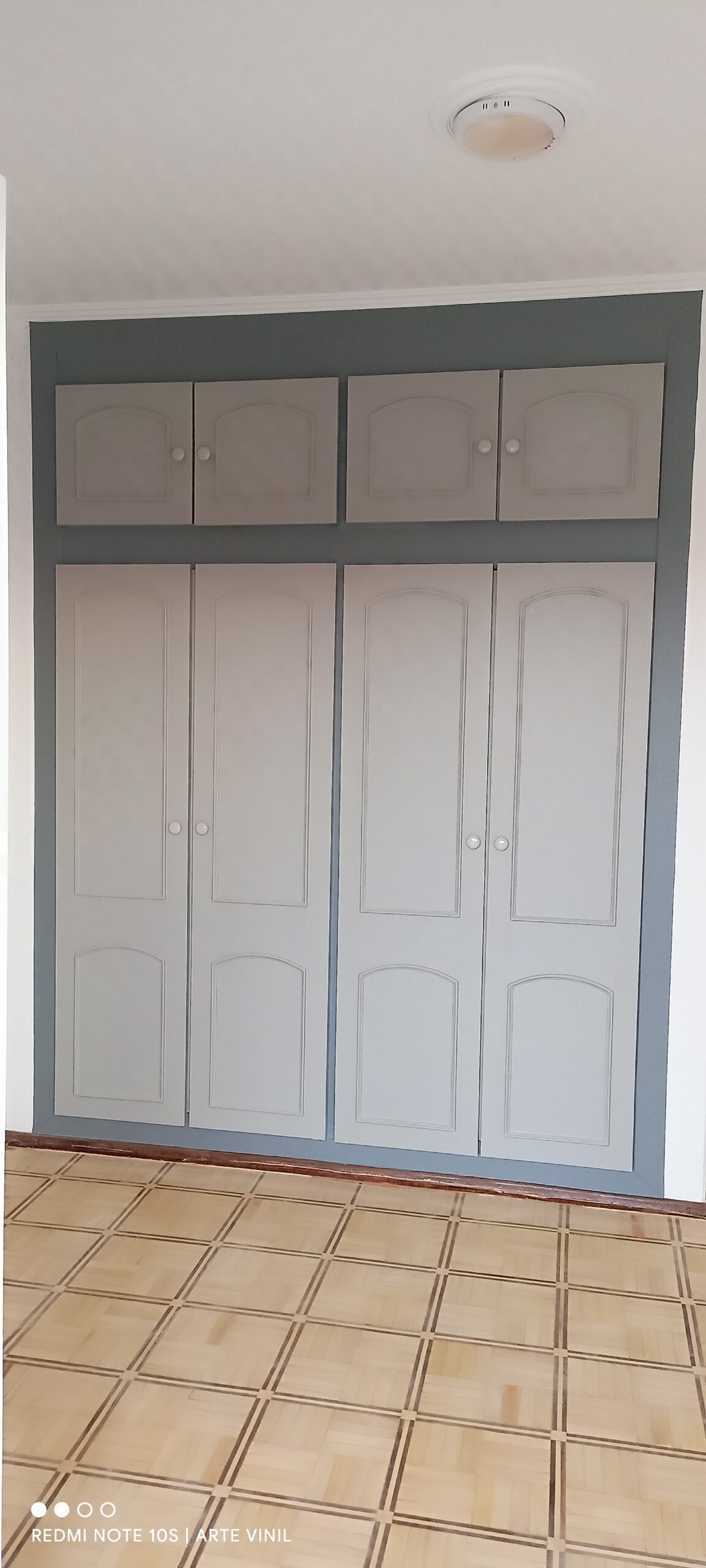 Envelopamento de guarda roupas cinza nardo fundo e cinza glacial portas. Imprimax